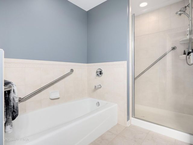 586 Crescent Boulevard 304, Glen Ellyn, IL 60137