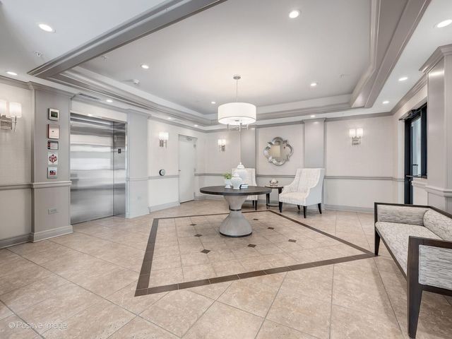 586 Crescent Boulevard 304, Glen Ellyn, IL 60137