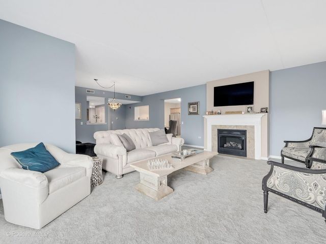586 Crescent Boulevard 304, Glen Ellyn, IL 60137