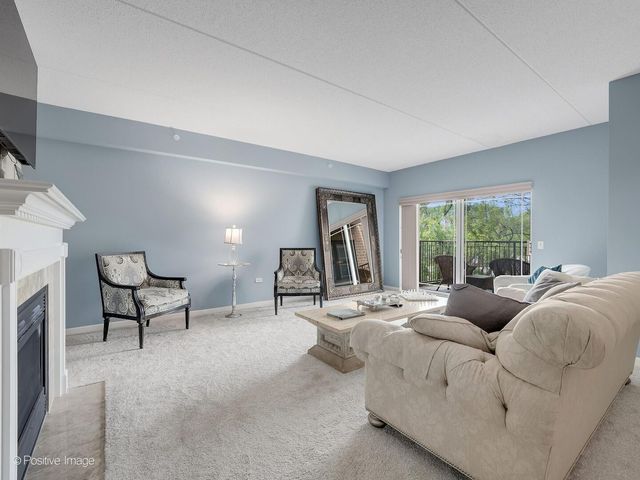 586 Crescent Boulevard 304, Glen Ellyn, IL 60137