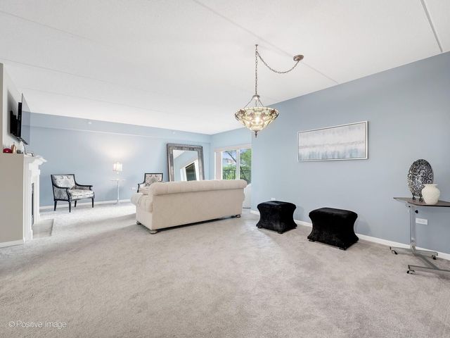586 Crescent Boulevard 304, Glen Ellyn, IL 60137
