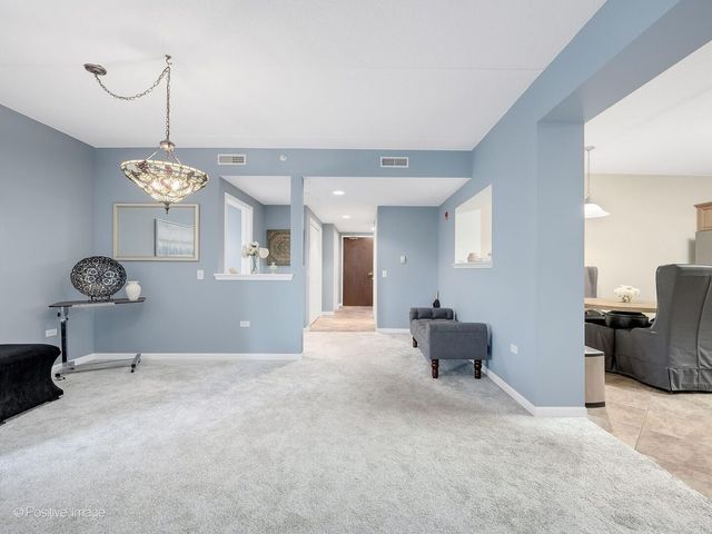 586 Crescent Boulevard 304, Glen Ellyn, IL 60137