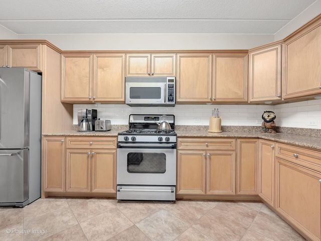 586 Crescent Boulevard 304, Glen Ellyn, IL 60137