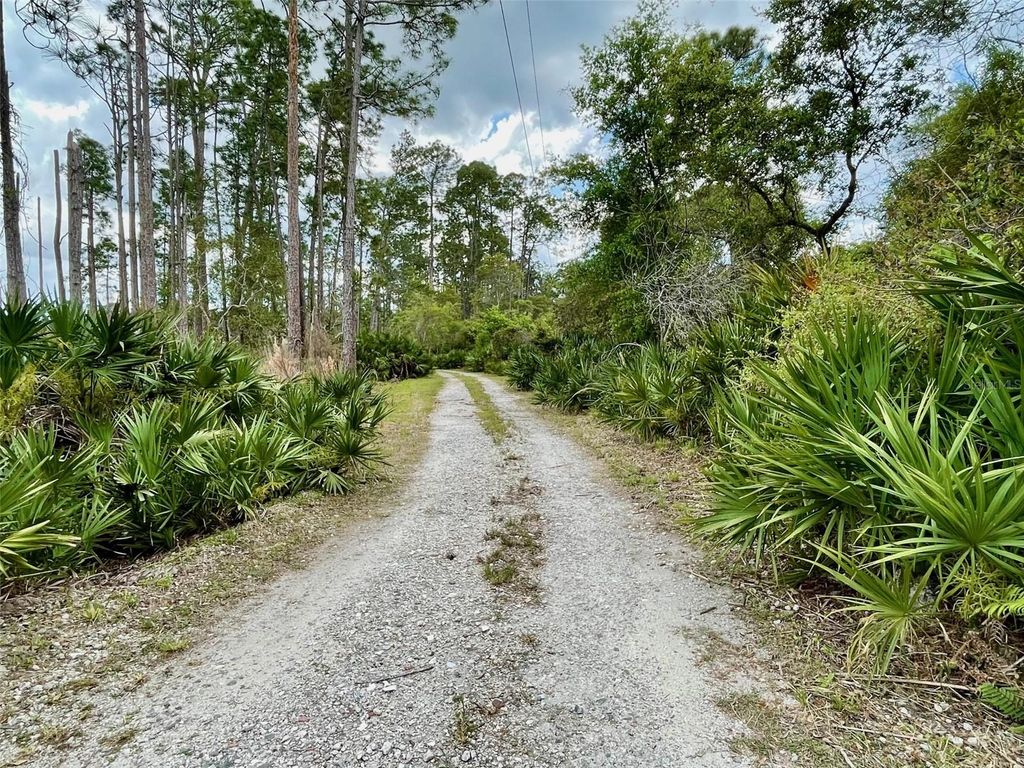 Image 25 of property listing at 349 SEMINOLE WOODS BLVD, Geneva, FL 32732