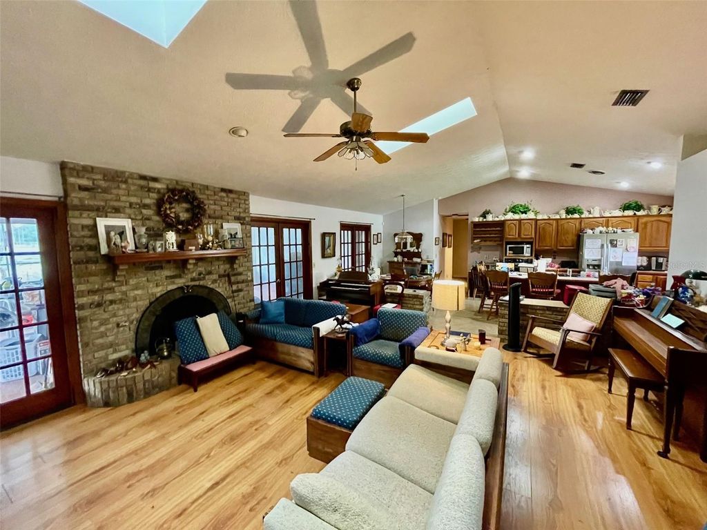 Image 10 of property listing at 349 SEMINOLE WOODS BLVD, Geneva, FL 32732