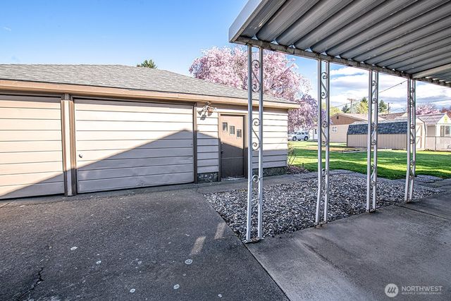 318 NE Lambert Avenue, College Place, WA 99324