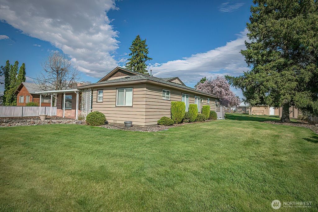 318 NE Lambert Avenue, College Place, WA 99324