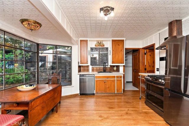 329 Summit Road, Lake Arrowhead, CA 92352