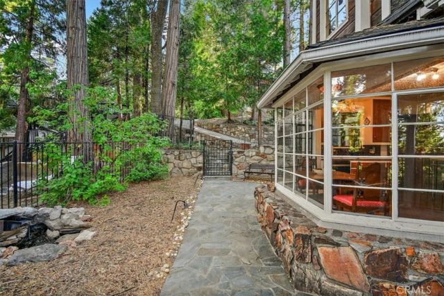 329 Summit Road, Lake Arrowhead, CA 92352
