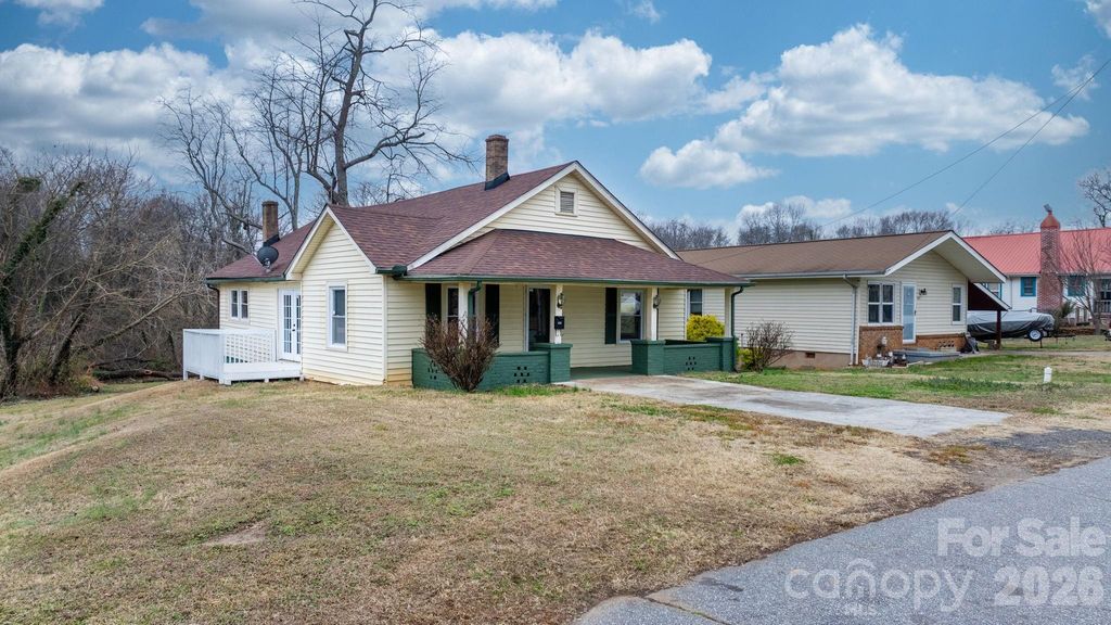 626 W Concord Street, Morganton, NC 28655