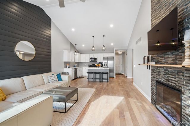 26136 Juliagrove Lane, New Baltimore, MI 48051