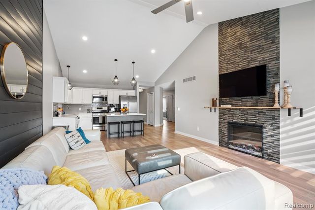 26136 Juliagrove Lane, New Baltimore, MI 48051