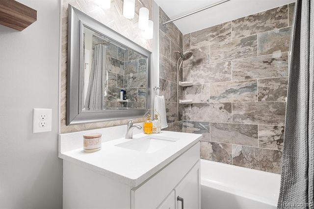 26136 Juliagrove Lane, New Baltimore, MI 48051