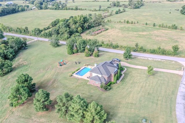 9739 Soaring Hawk Drive, Bentonville, AR 72713