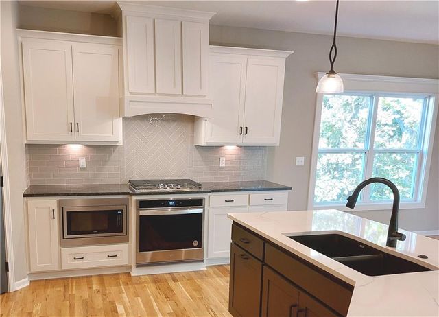 7485 N Utica Avenue, Parkville, MO 64152