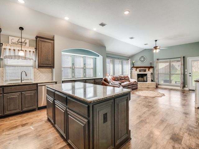 413 Oakcrest Drive, Justin, TX 76247