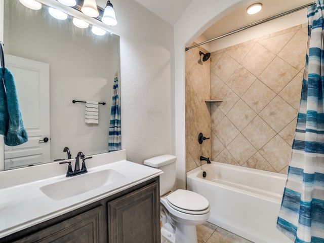 413 Oakcrest Drive, Justin, TX 76247