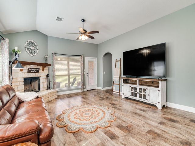 413 Oakcrest Drive, Justin, TX 76247