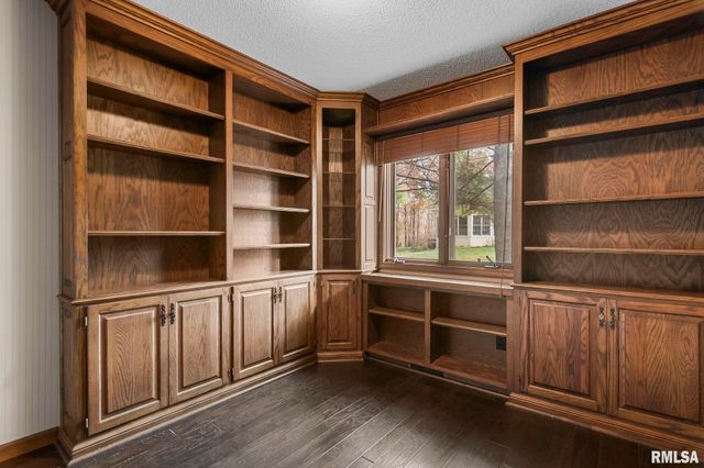 5 Woods End Lane, Springfield, IL 62711