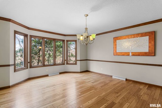 5 Woods End Lane, Springfield, IL 62711