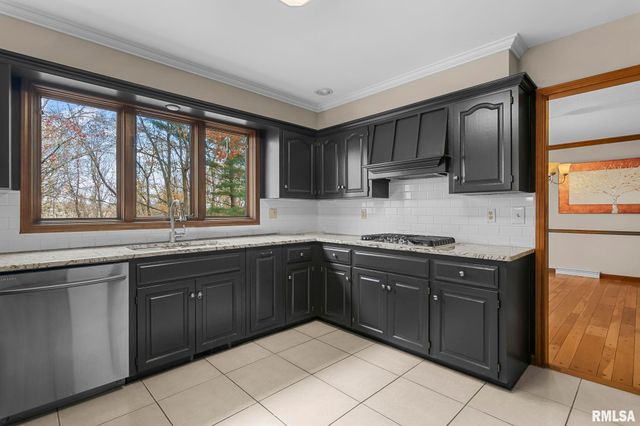 5 Woods End Lane, Springfield, IL 62711