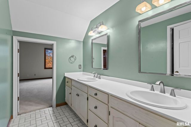 5 Woods End Lane, Springfield, IL 62711