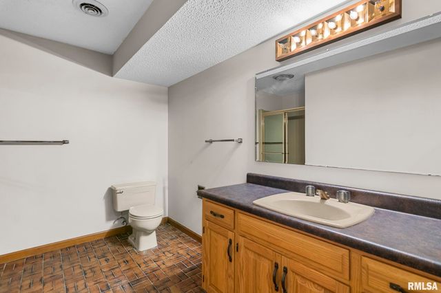 5 Woods End Lane, Springfield, IL 62711