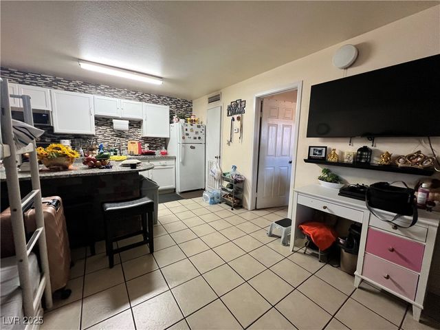 3720 Royal Crest Street 16 & 17, Las Vegas, NV 89119