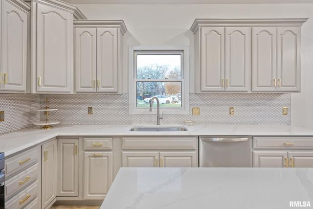 1600 E 5TH Street, Coal Valley, IL 61240