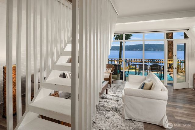 1602 W Lake Sammamish Parkway SE, Bellevue, WA 98008