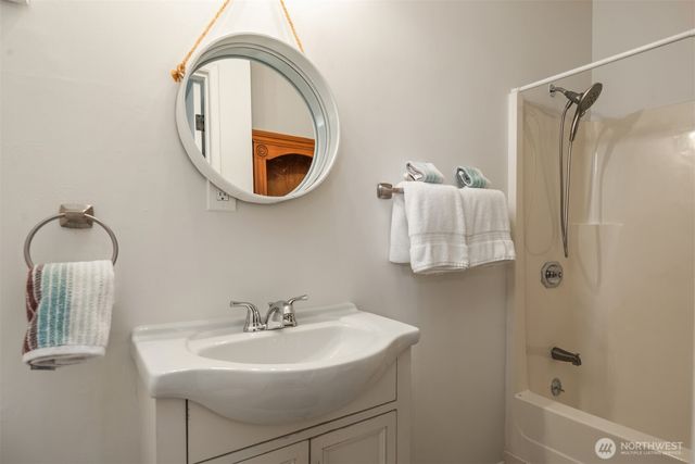 1602 W Lake Sammamish Parkway SE, Bellevue, WA 98008