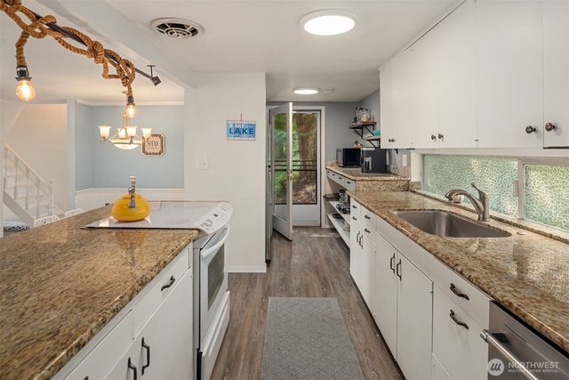 1602 W Lake Sammamish Parkway SE, Bellevue, WA 98008