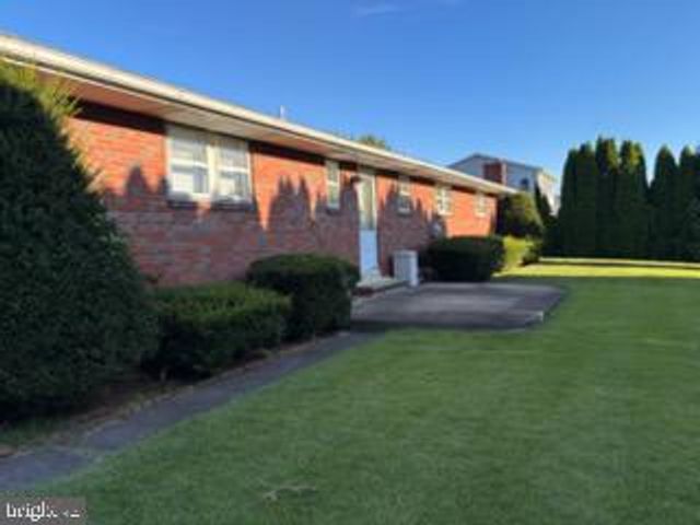 2433 HIGH POINT DR, Bethlehem, PA 18017