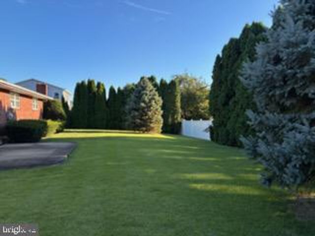 2433 HIGH POINT DR, Bethlehem, PA 18017