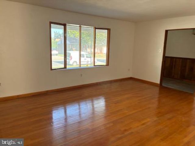 2433 HIGH POINT DR, Bethlehem, PA 18017