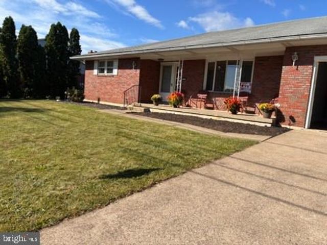 2433 HIGH POINT DR, Bethlehem, PA 18017