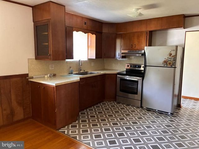2433 HIGH POINT DR, Bethlehem, PA 18017