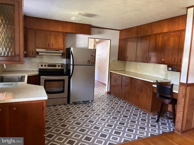 2433 HIGH POINT DR, Bethlehem, PA 18017