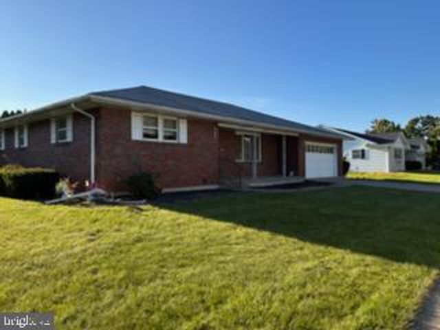 2433 HIGH POINT DR, Bethlehem, PA 18017