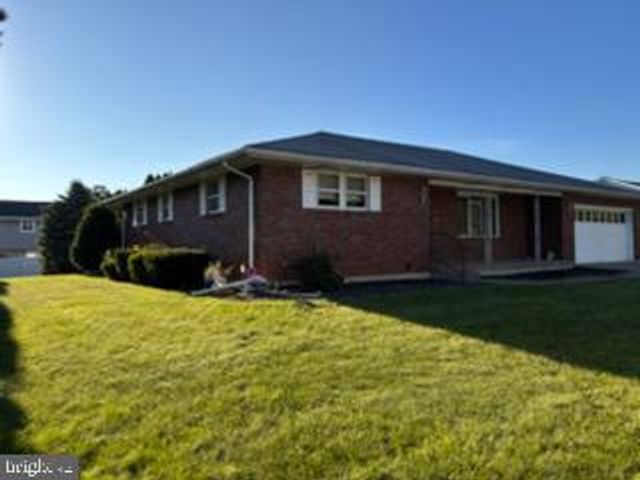2433 HIGH POINT DR, Bethlehem, PA 18017