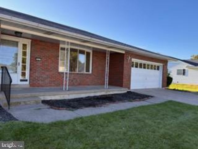 2433 HIGH POINT DR, Bethlehem, PA 18017