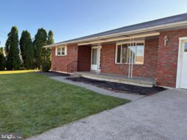 2433 HIGH POINT DR, Bethlehem, PA 18017