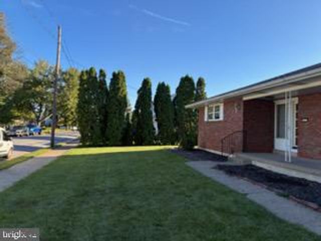 2433 HIGH POINT DR, Bethlehem, PA 18017