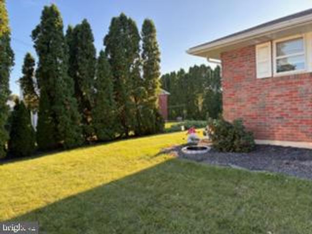 2433 HIGH POINT DR, Bethlehem, PA 18017