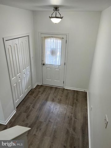 6451 CREEKBEND DR, Mechanicsburg, PA 17050