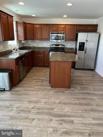 6451 CREEKBEND DR, Mechanicsburg, PA 17050