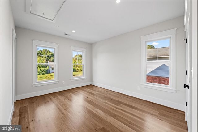5904 GREENTREE RD, Bethesda, MD 20817