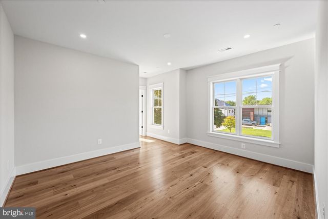 5904 GREENTREE RD, Bethesda, MD 20817