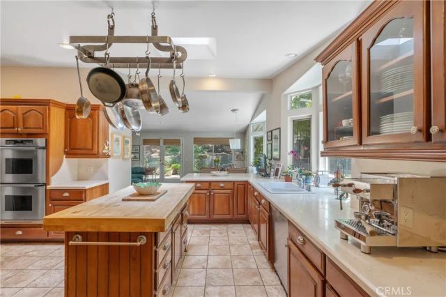 3818 Hayvenhurst Avenue, Encino, CA 91436