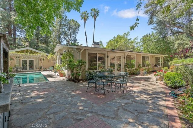 3818 Hayvenhurst Avenue, Encino, CA 91436